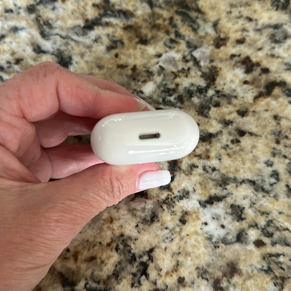 BRAND NEW APPLE CHARGING CASE FOR AIRPODS